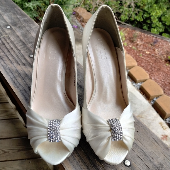 Charmeuse Diana Ivory Pleated Peep Toe Heels with Crystals 6M - Picture 7 of 12